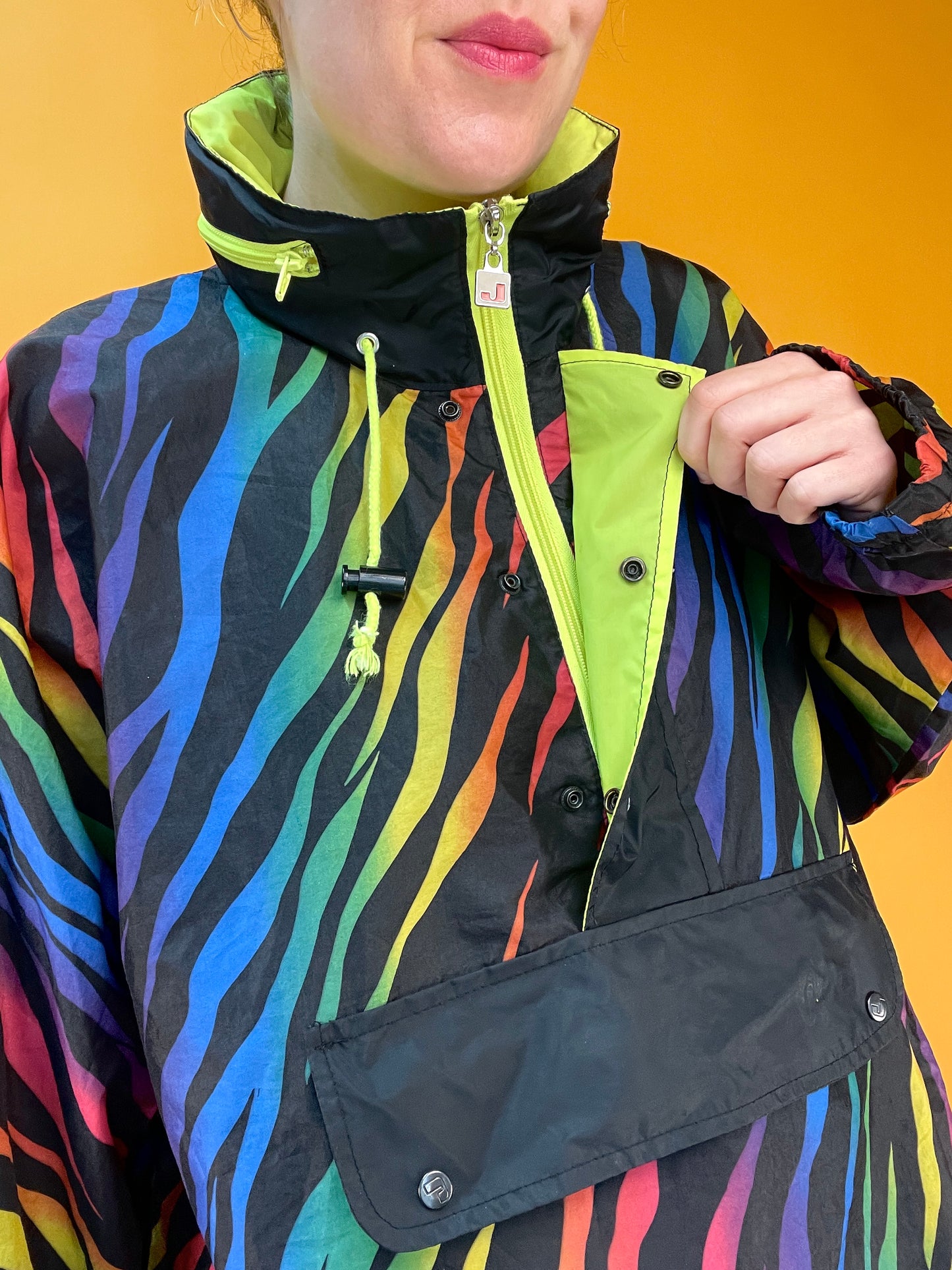 80s/90s Regenbogen-Windbreaker mit integrierter Taschenfunktion