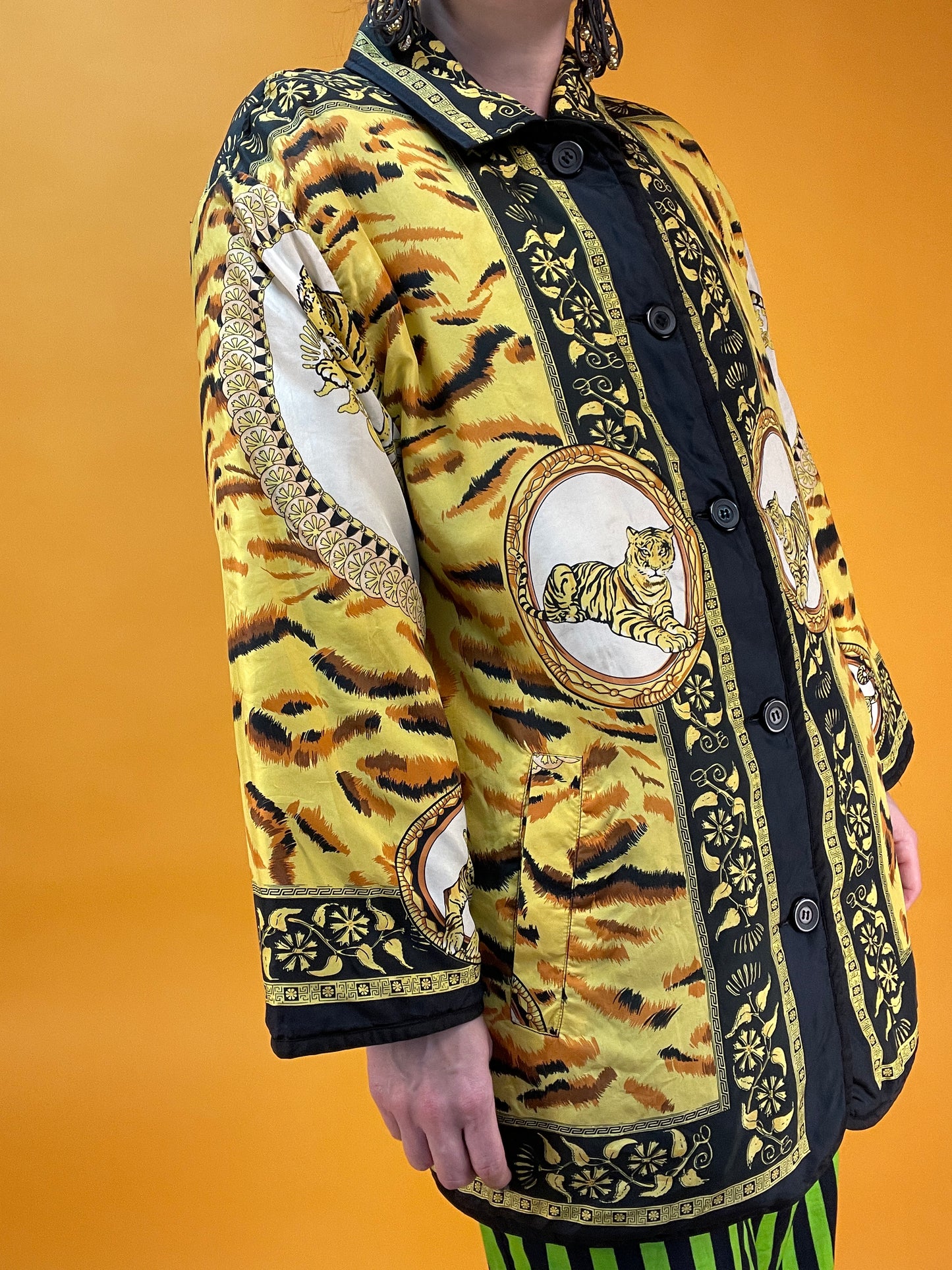 Obergemütliche Seidenjacke mit luxuriösem Tigerprint von Luce Ferrari