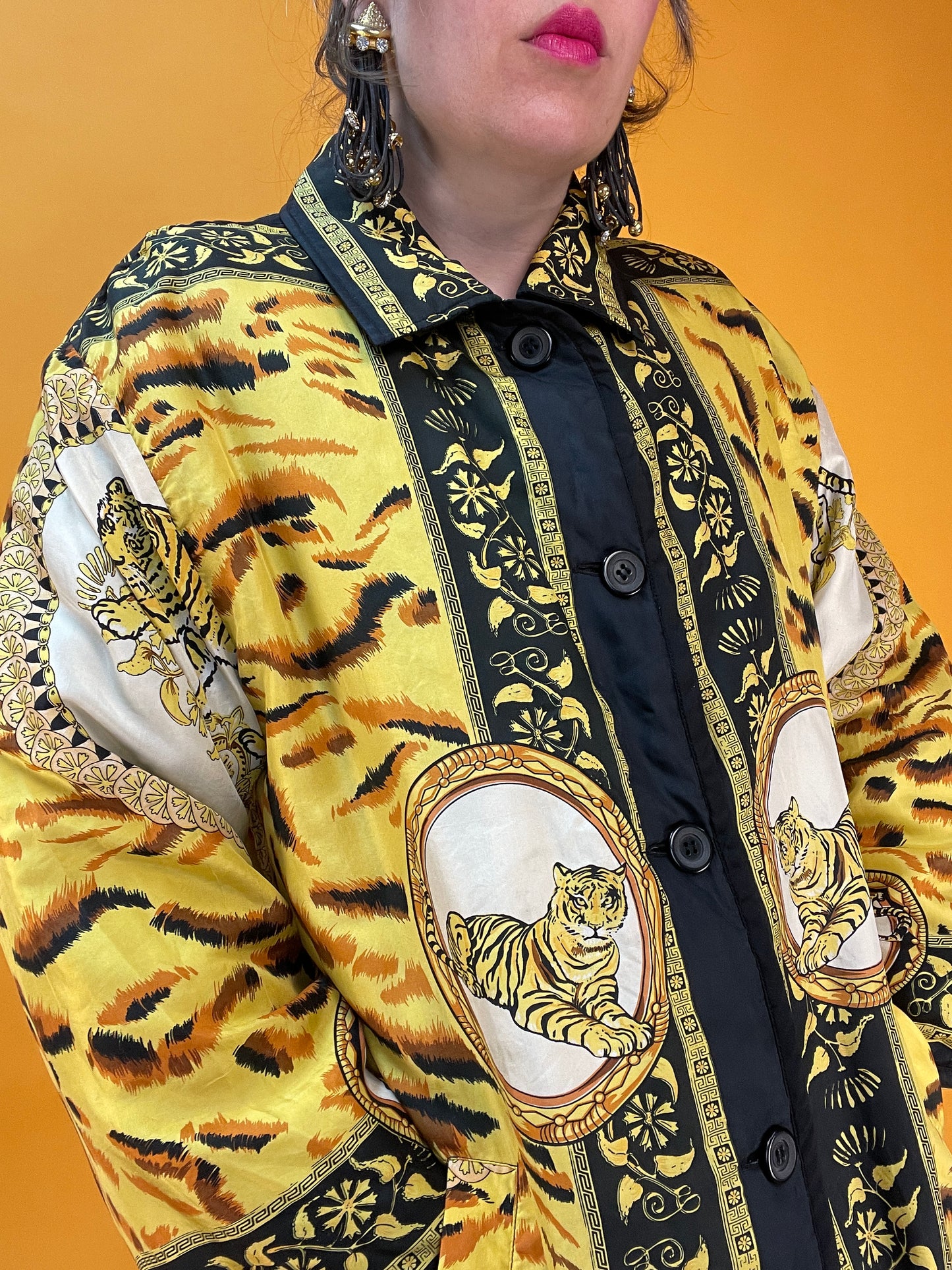 Obergemütliche Seidenjacke mit luxuriösem Tigerprint von Luce Ferrari