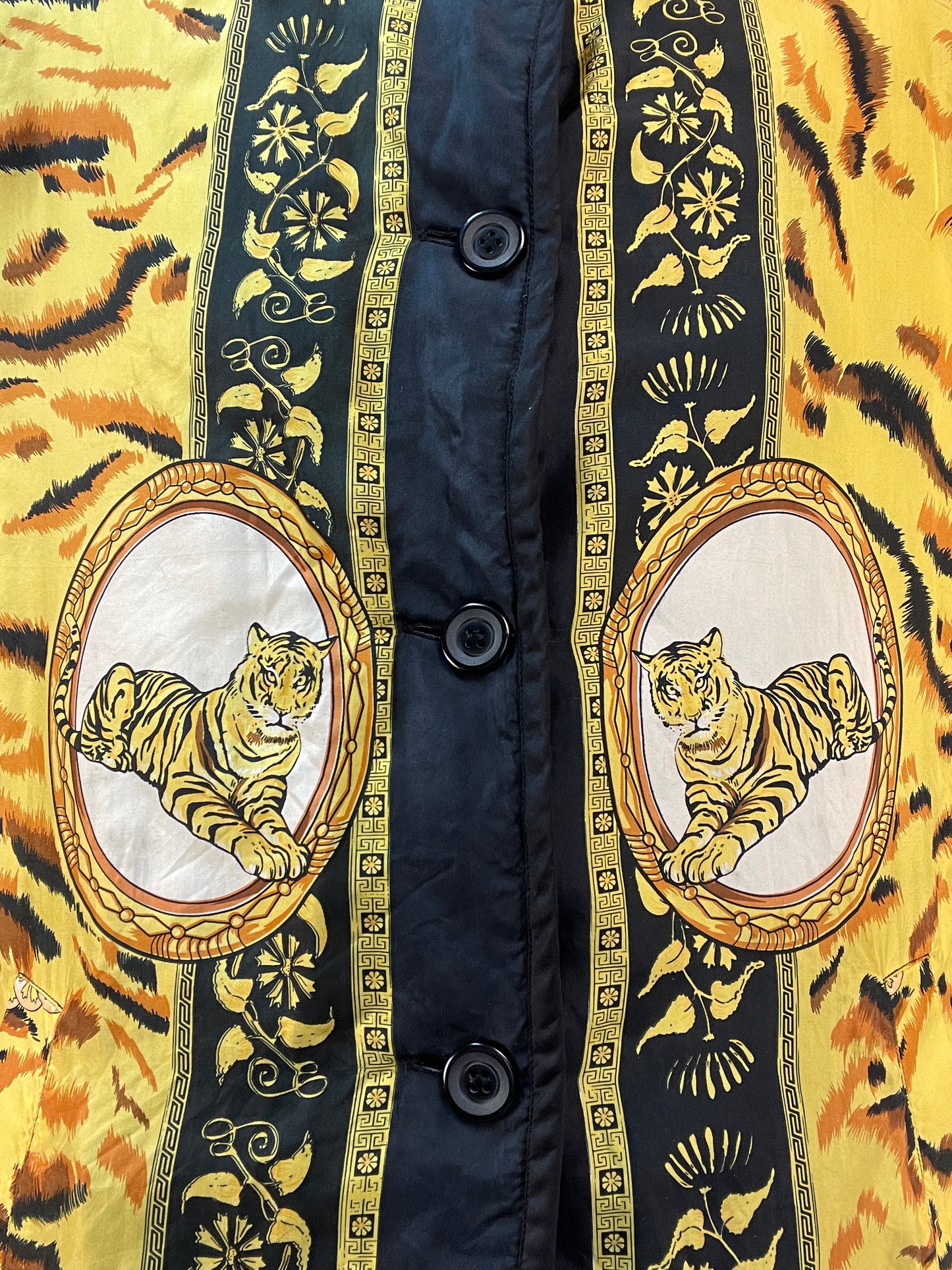 Obergemütliche Seidenjacke mit luxuriösem Tigerprint von Luce Ferrari