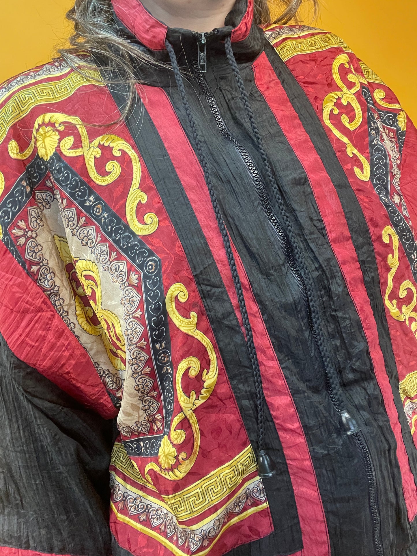80s Trainingsjacke mit opulentem Barockprint und kleinem Schößchen