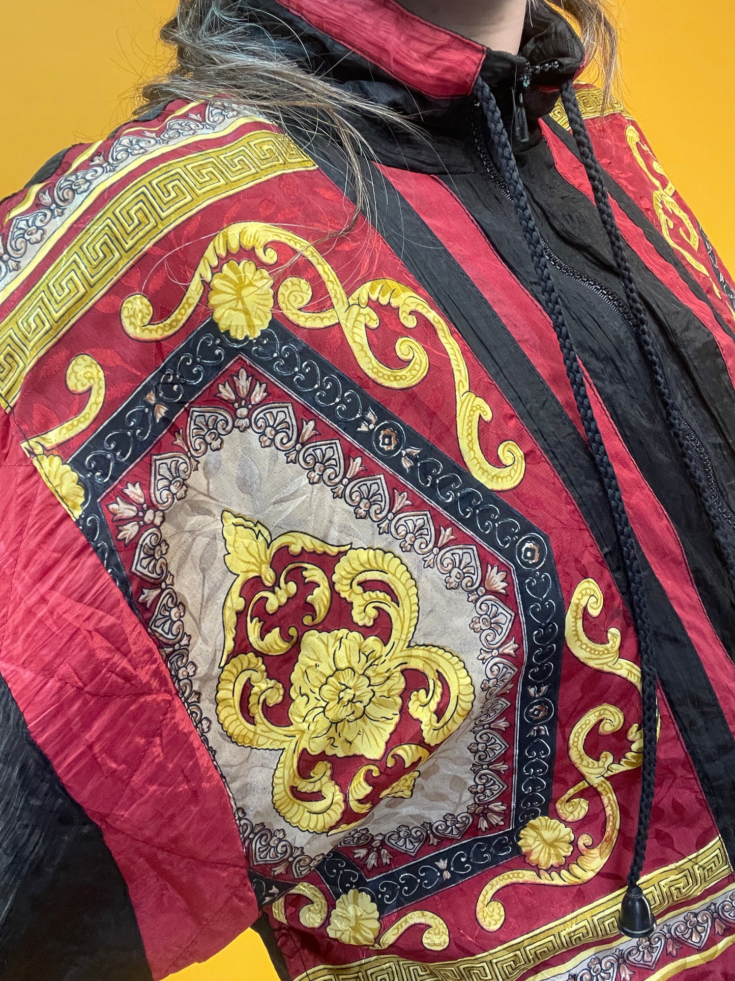 80s Trainingsjacke mit opulentem Barockprint und kleinem Schößchen