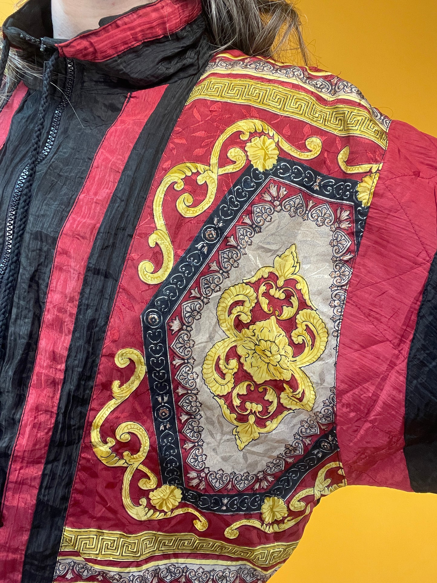 80s Trainingsjacke mit opulentem Barockprint und kleinem Schößchen