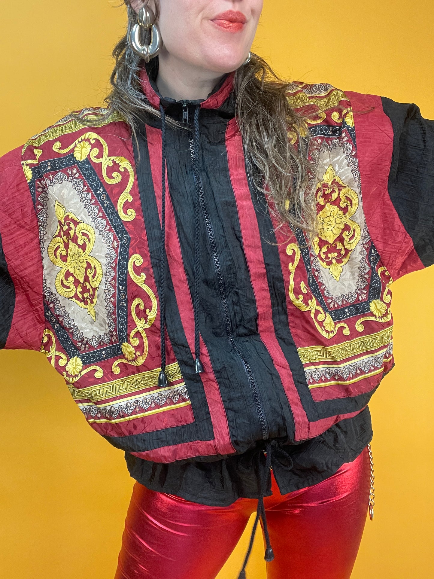 80s Trainingsjacke mit opulentem Barockprint und kleinem Schößchen
