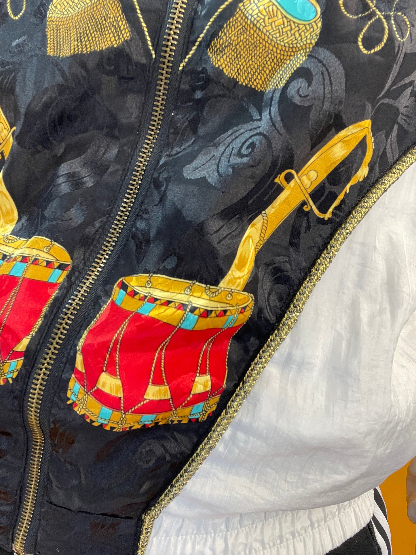 80s/90s Trainingsjacke mit absolut coolstem Zirkusprint und goldenen Details