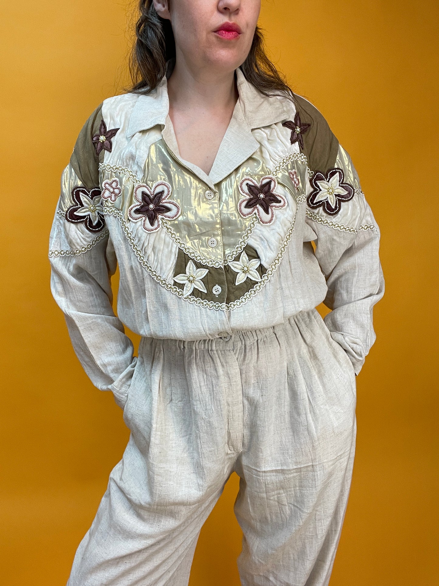 80s Leinen-Jumpsuit mit opulentem Schulterdekor