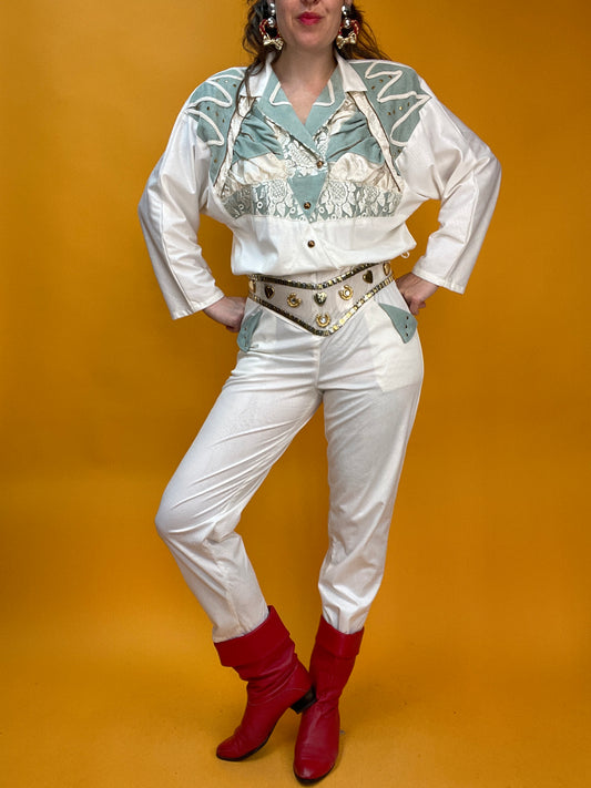 Showstopper 80s Jumpsuit aus Wetlook-Kroko mit opulentem Dekor