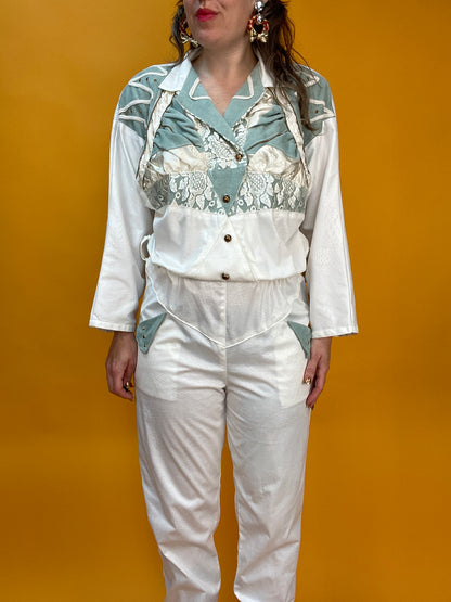 Showstopper 80s Jumpsuit aus Wetlook-Kroko mit opulentem Dekor