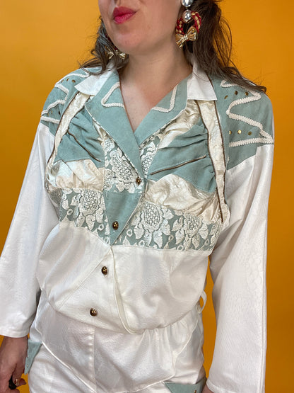 Showstopper 80s Jumpsuit aus Wetlook-Kroko mit opulentem Dekor