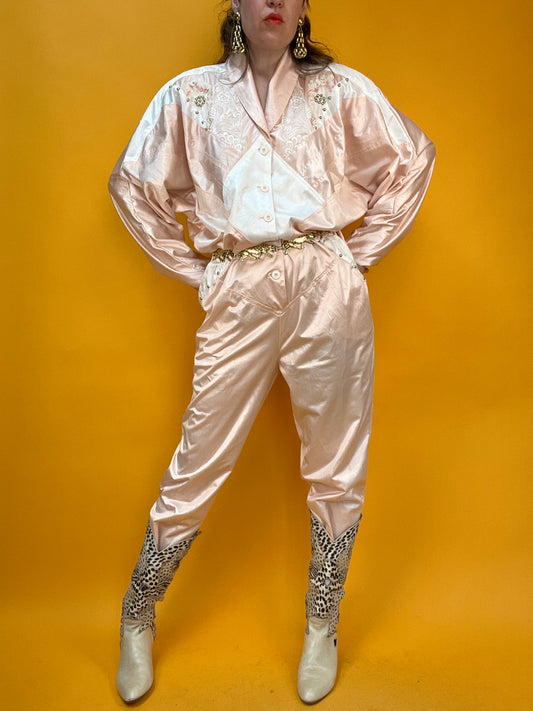 Pastellrosaner 80s Barbie-Core Jumpsuit mit opulentem Dekor