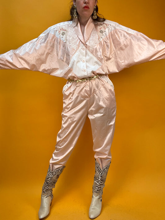 Pastellrosaner 80s Barbie-Core Jumpsuit mit opulentem Dekor