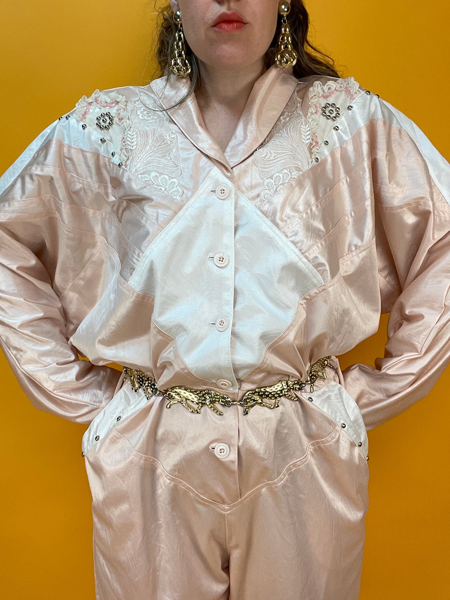 Pastellrosaner 80s Barbie-Core Jumpsuit mit opulentem Dekor