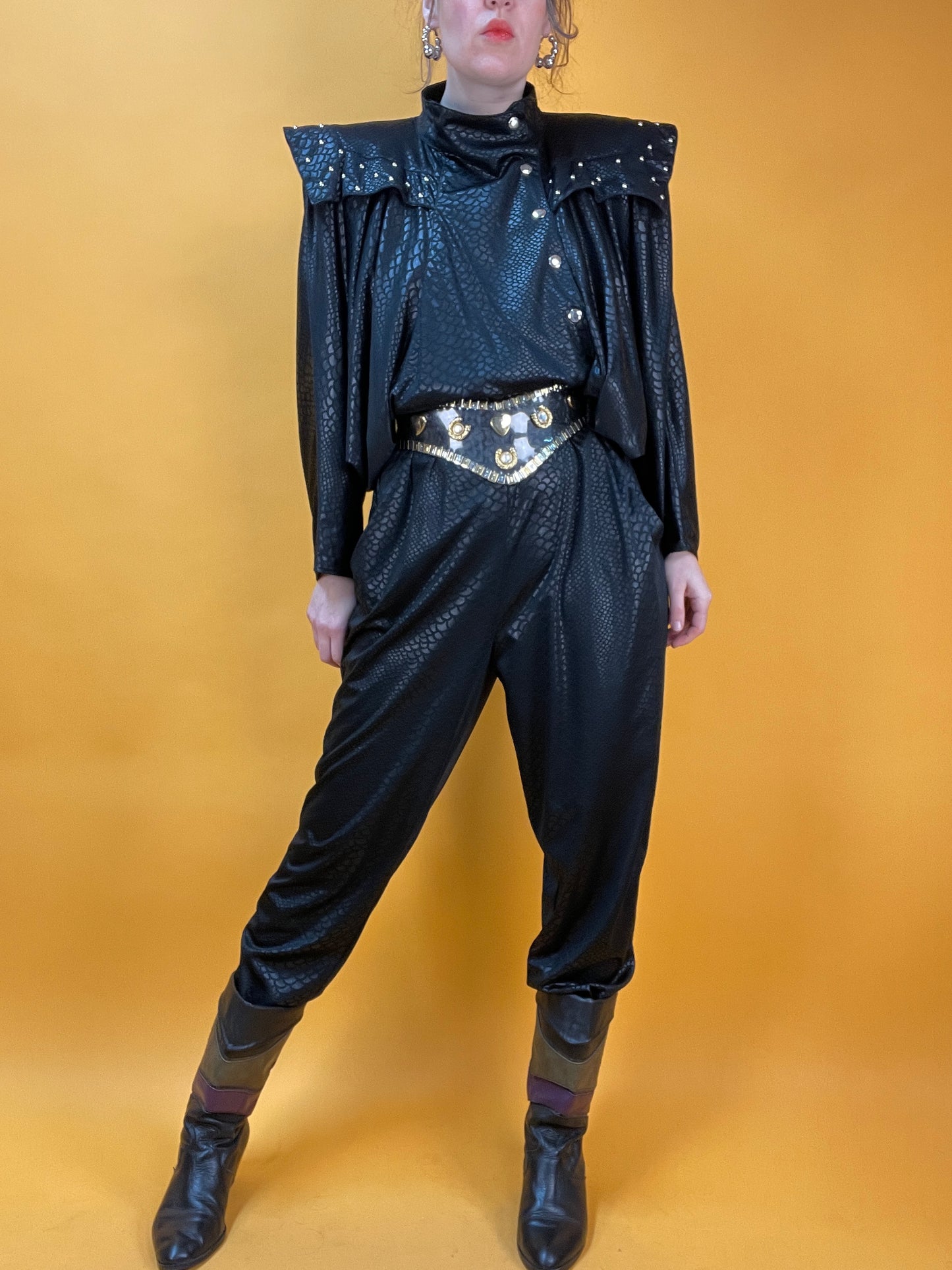 80s Jumpsuit mit dramatischem Kragen, Nieten und Kroko-Wetlook