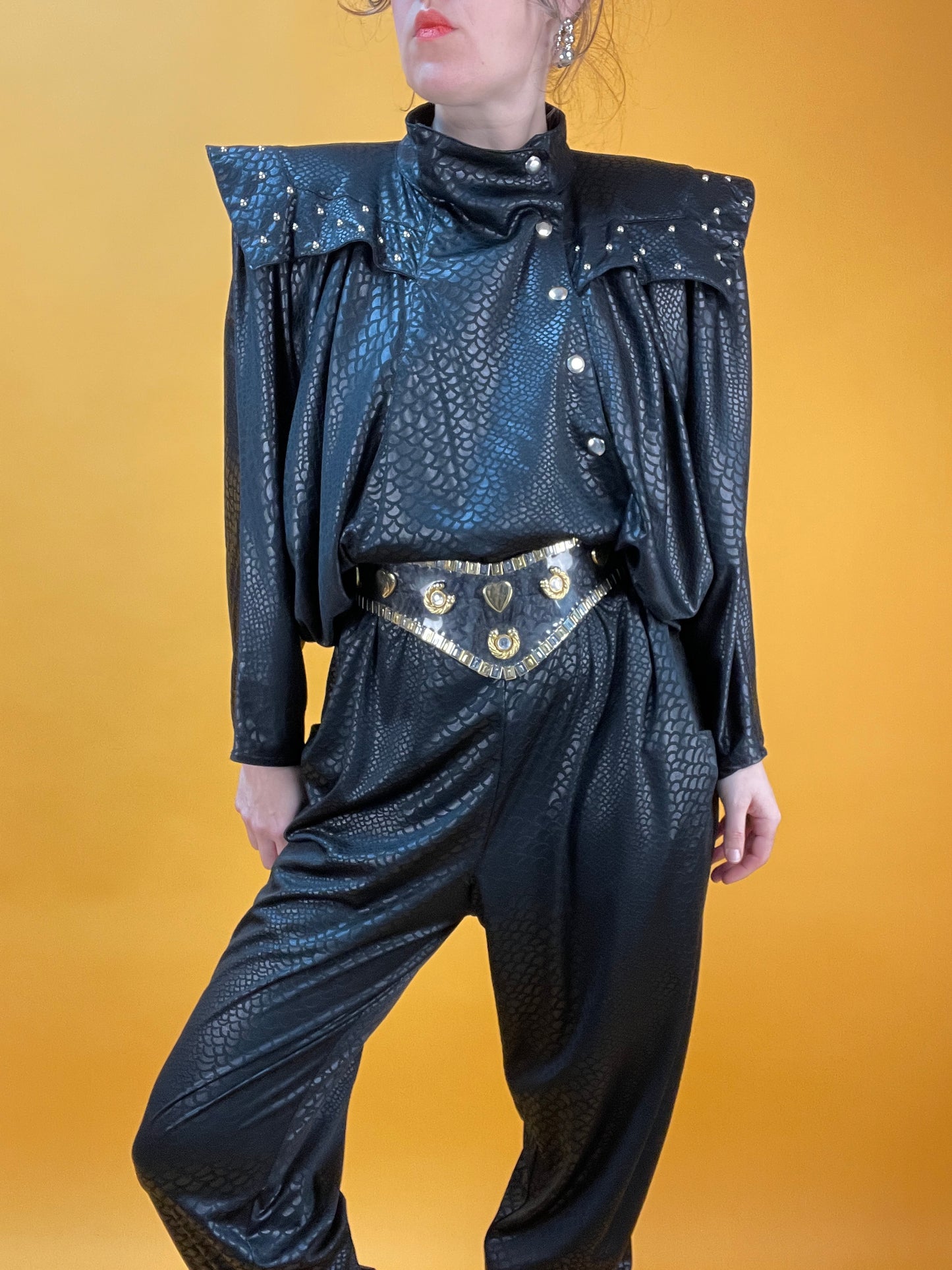 80s Jumpsuit mit dramatischem Kragen, Nieten und Kroko-Wetlook