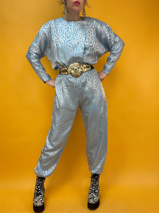 Fabulöser 80s Jumpsuit mit satinhaft schimmerndem Webmuster