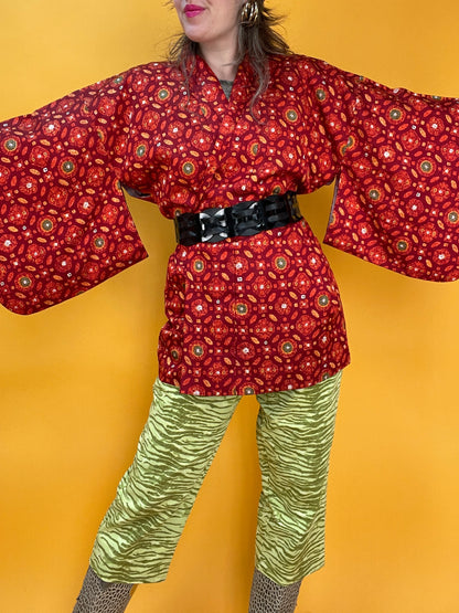 Rostroter kurzer Kimono aus crinceligem Stoff