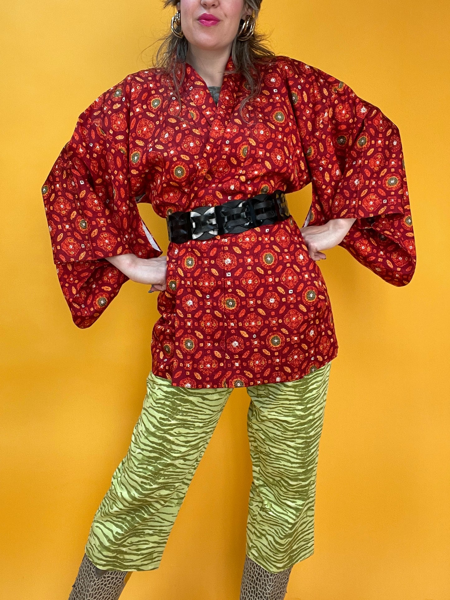 Rostroter kurzer Kimono aus crinceligem Stoff