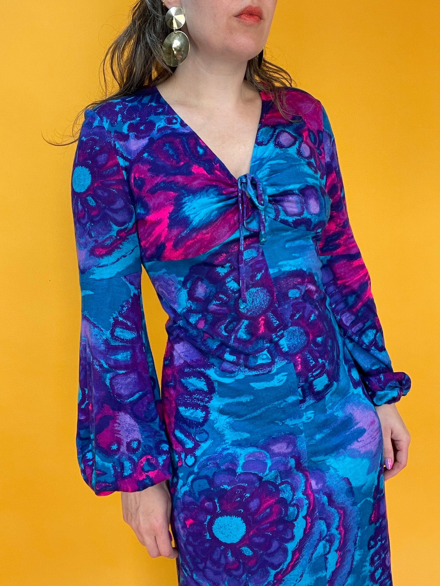 Knalliger 70s Knüller: Maxikleid aus Jersey mit trippy Neonprint