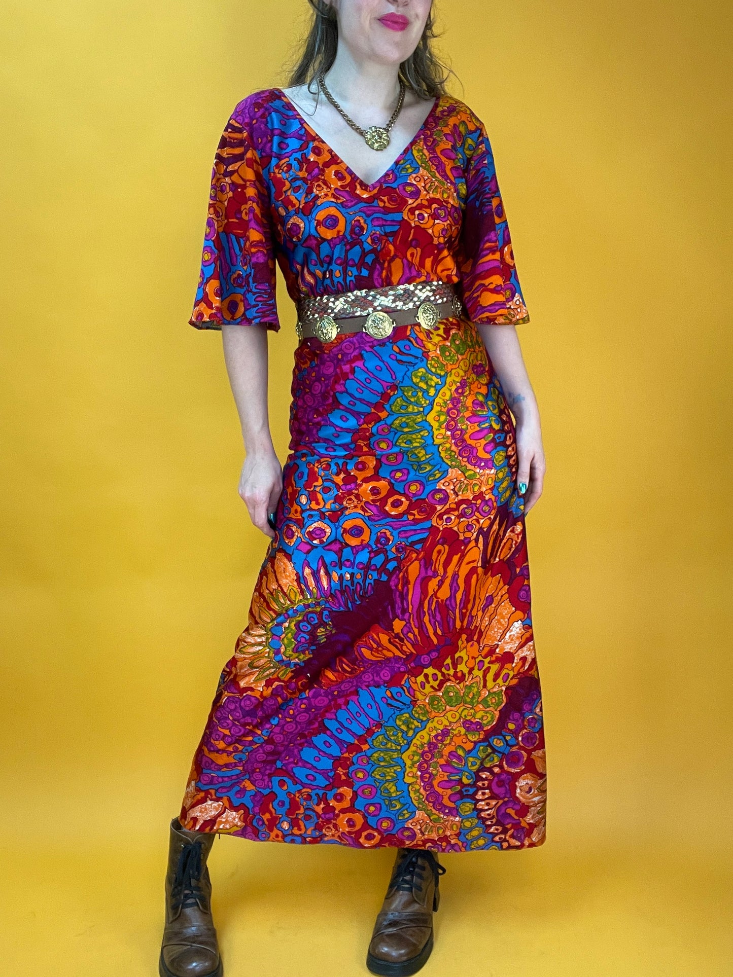 Psychedelisches Rainbow 70s Maxikleid mit Trompetenärmeln