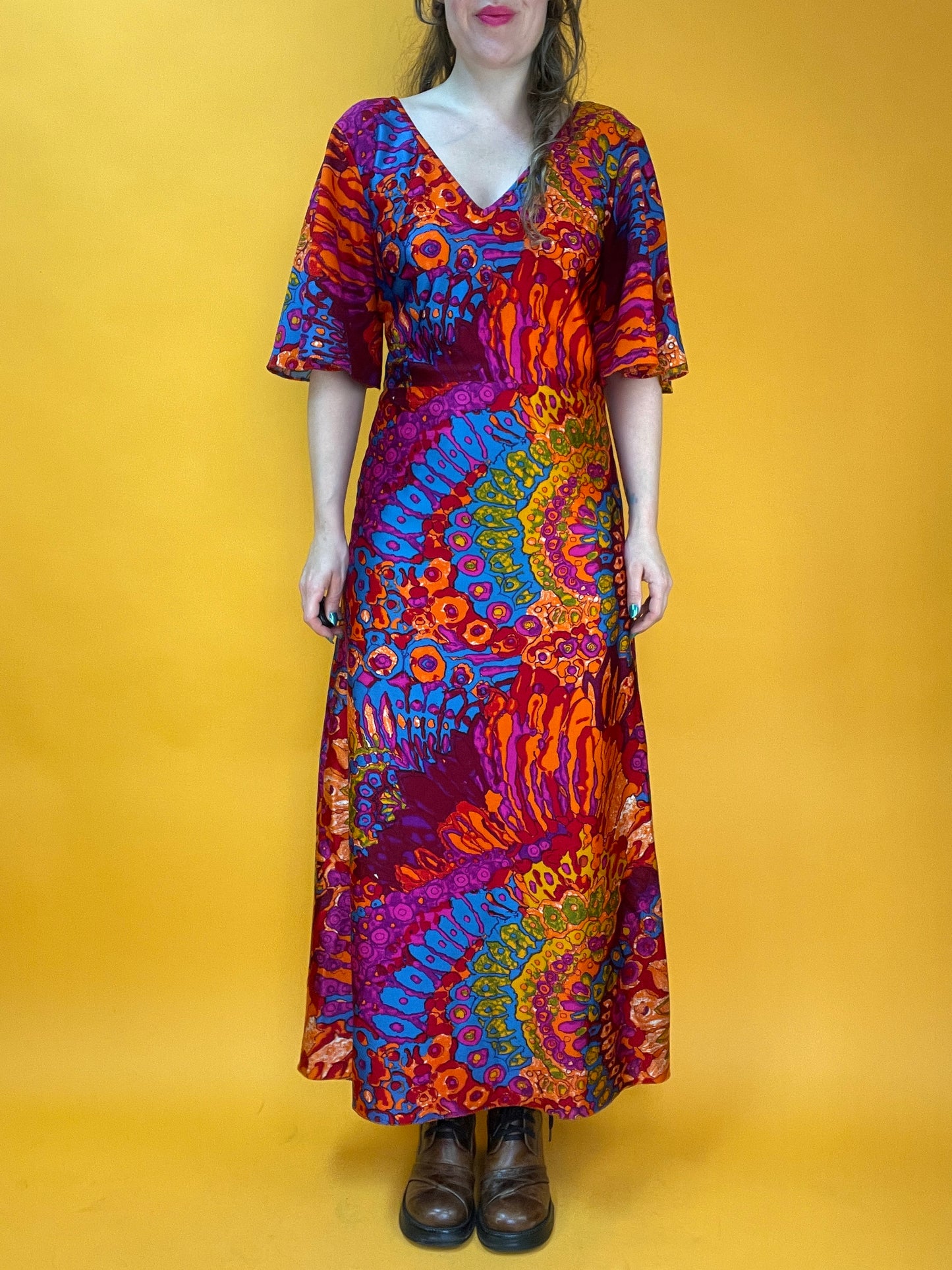 Psychedelisches Rainbow 70s Maxikleid mit Trompetenärmeln