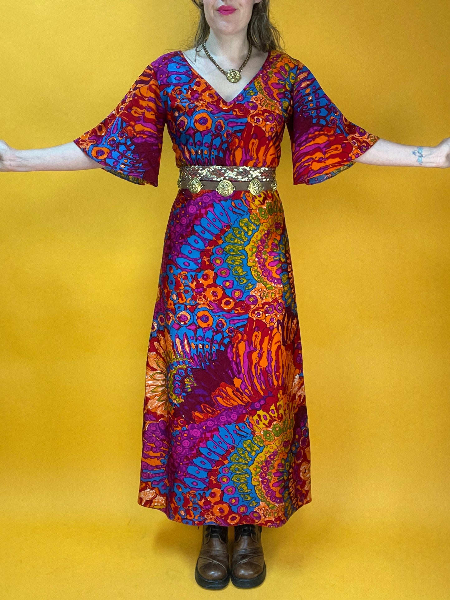 Psychedelisches Rainbow 70s Maxikleid mit Trompetenärmeln