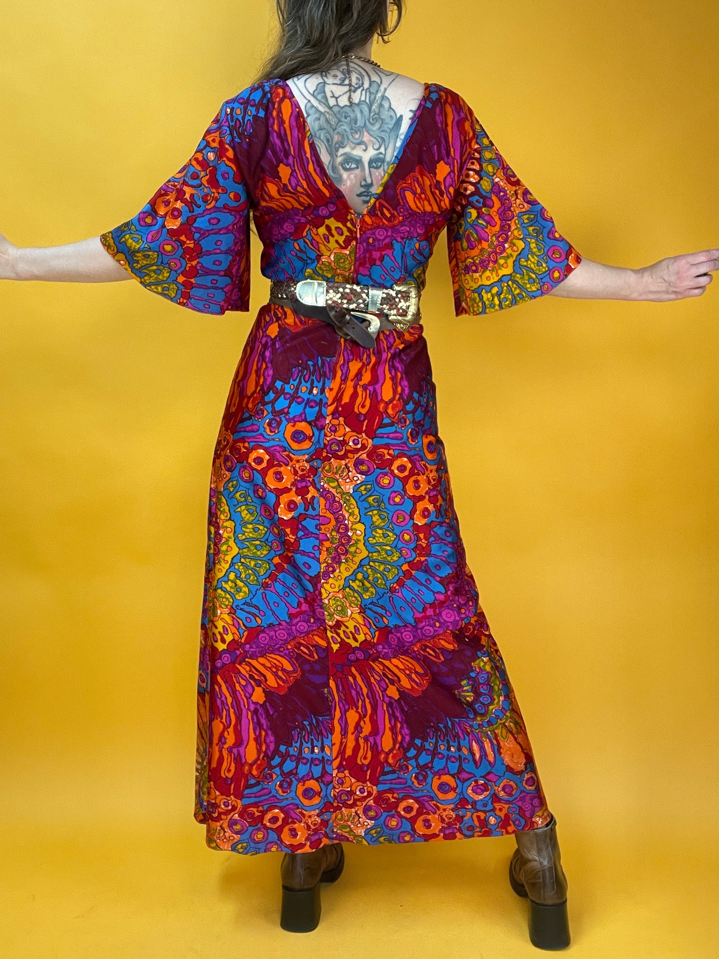 Psychedelisches Rainbow 70s Maxikleid mit Trompetenärmeln