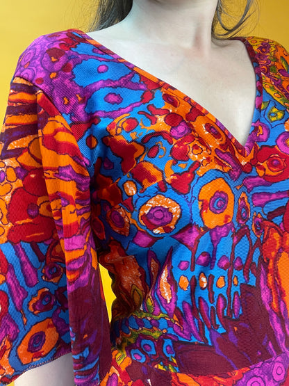 Psychedelisches Rainbow 70s Maxikleid mit Trompetenärmeln