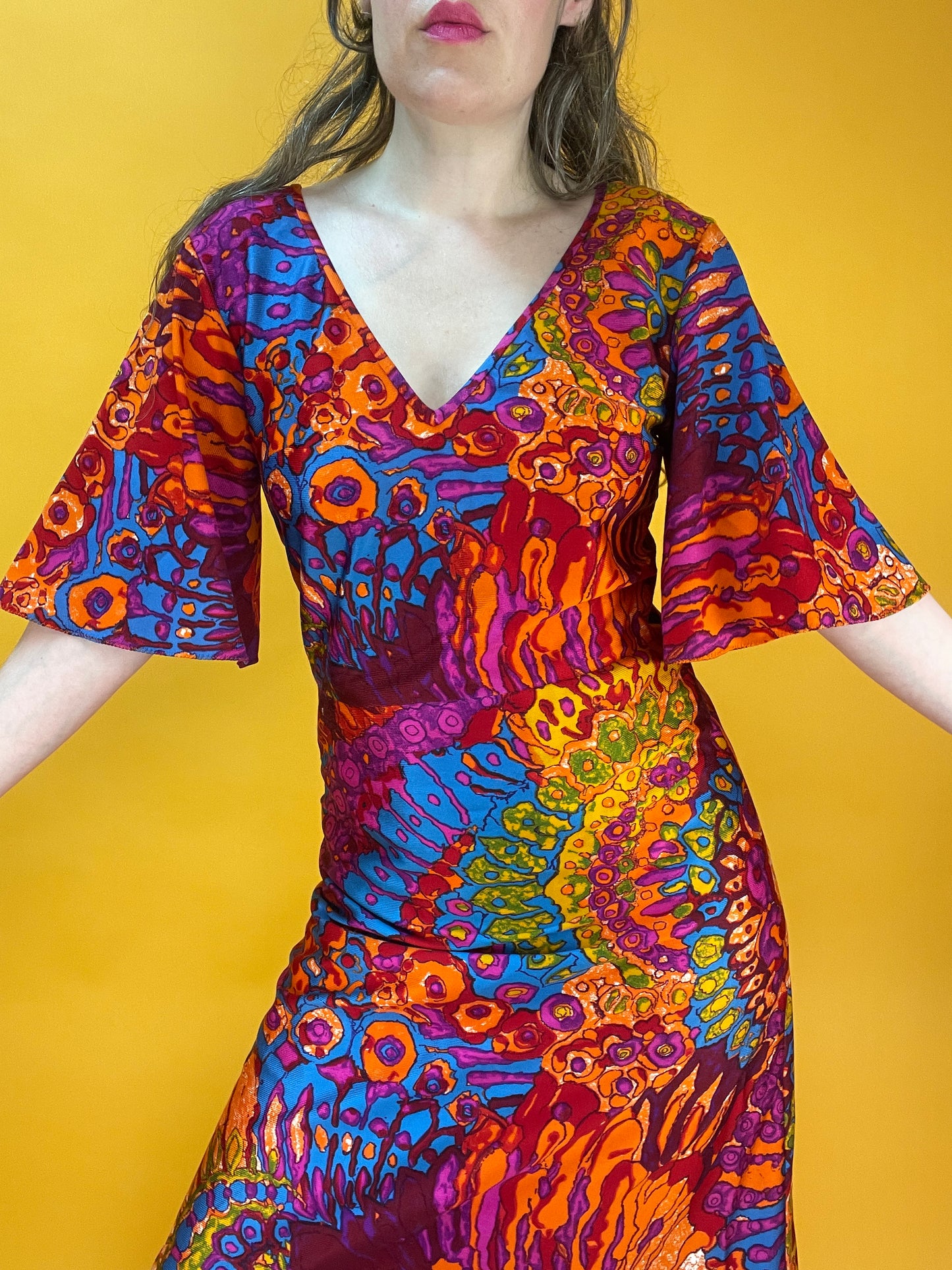 Psychedelisches Rainbow 70s Maxikleid mit Trompetenärmeln