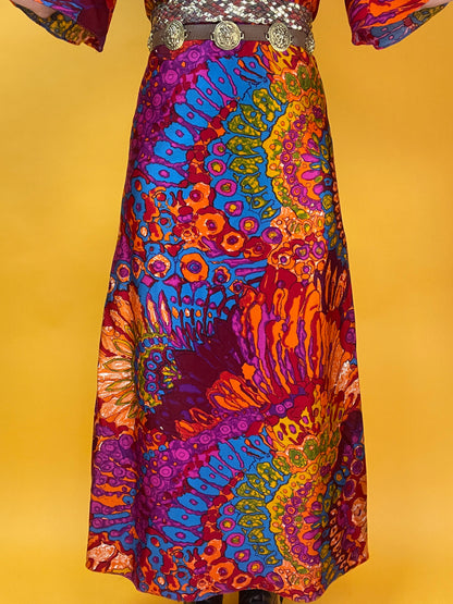 Psychedelisches Rainbow 70s Maxikleid mit Trompetenärmeln