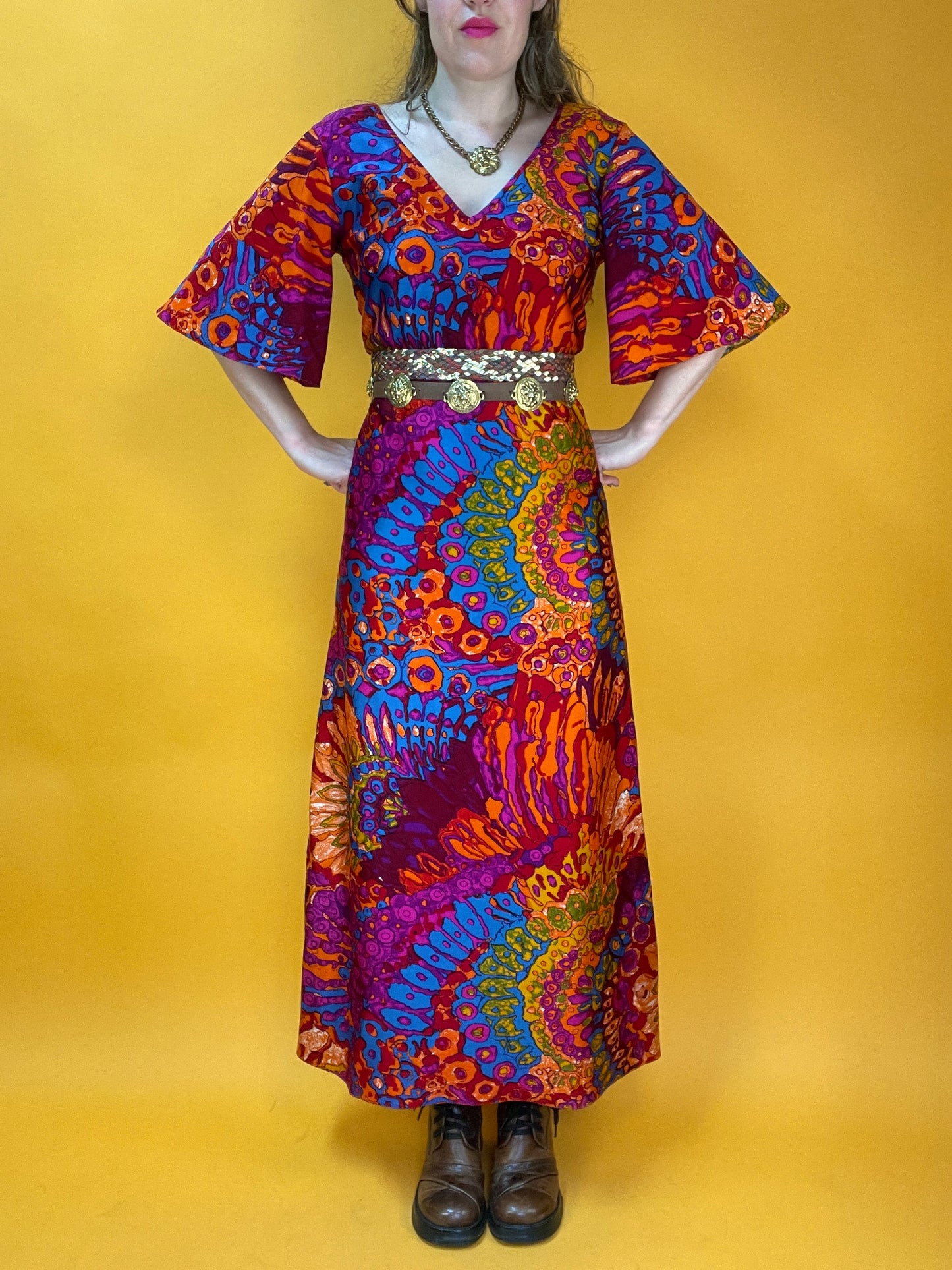 Psychedelisches Rainbow 70s Maxikleid mit Trompetenärmeln