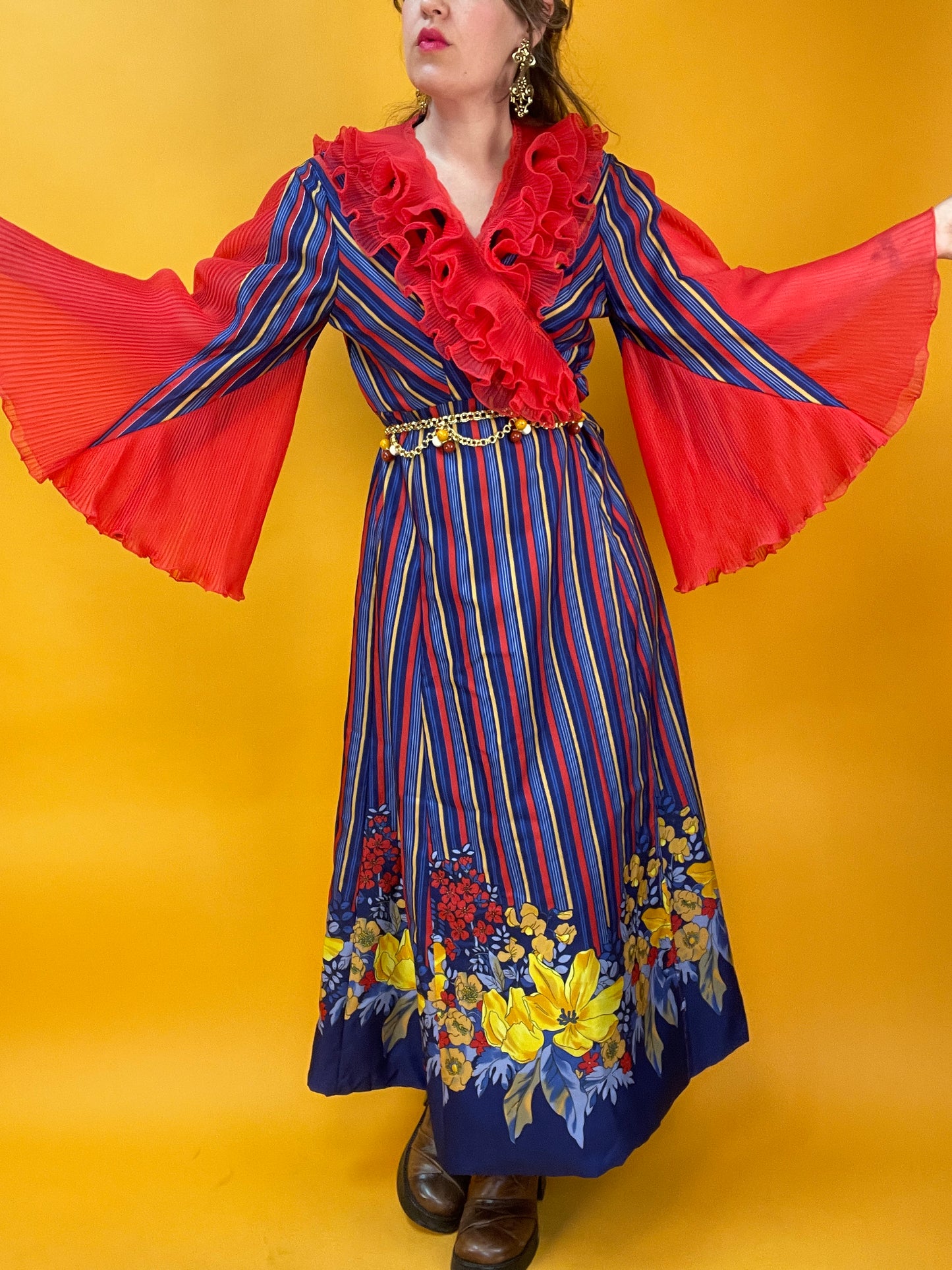 70s Showstopper-Wickelkleid mit plissierten Trompetenärmeln