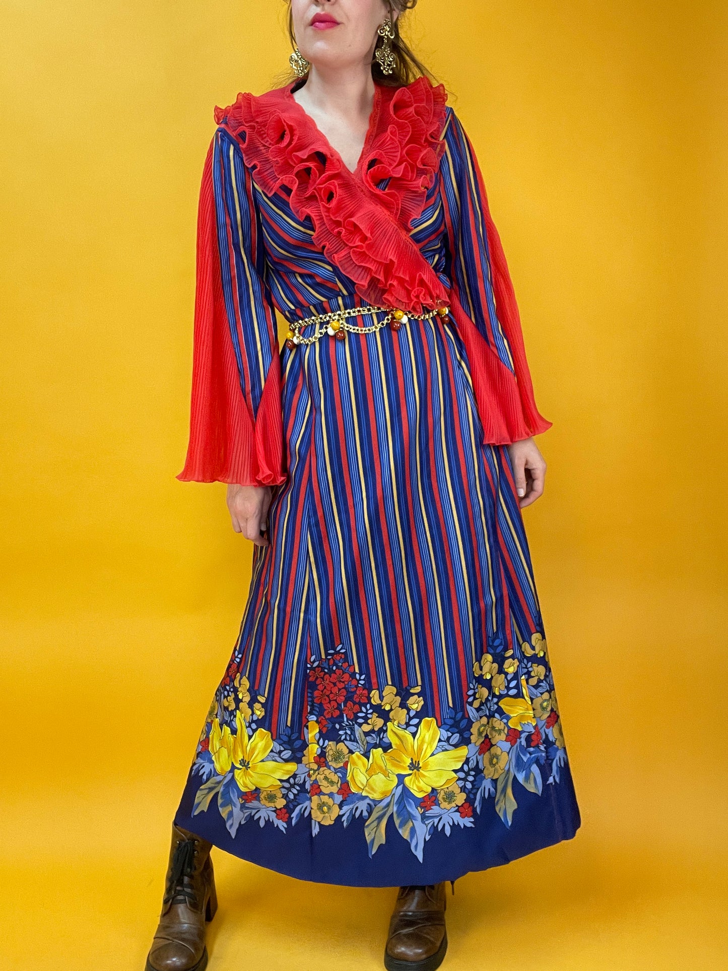 70s Showstopper-Wickelkleid mit plissierten Trompetenärmeln