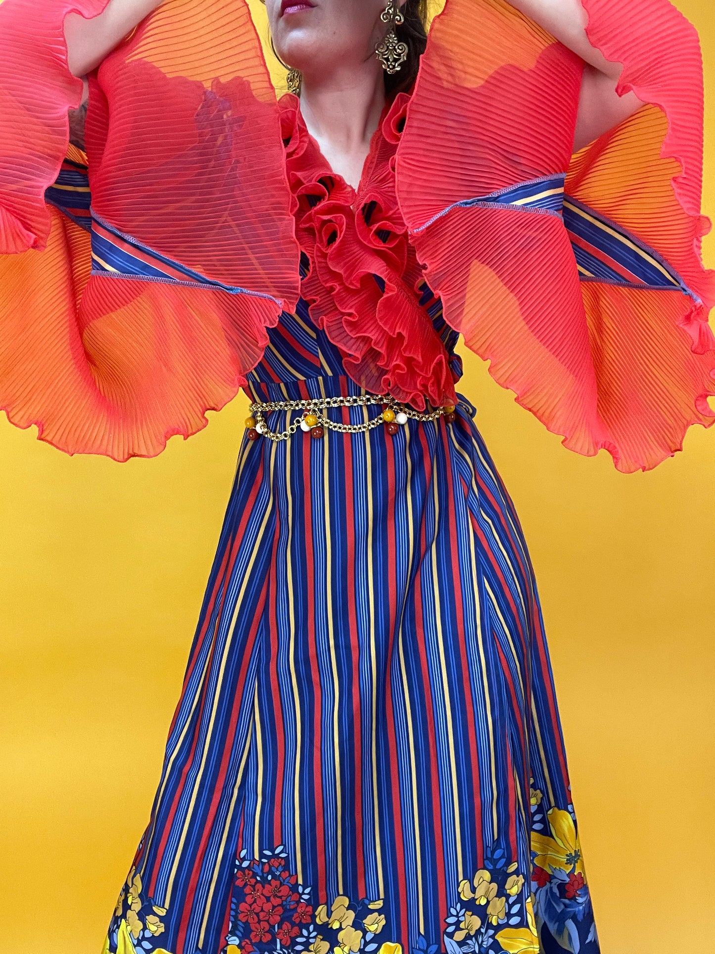 70s Showstopper-Wickelkleid mit plissierten Trompetenärmeln