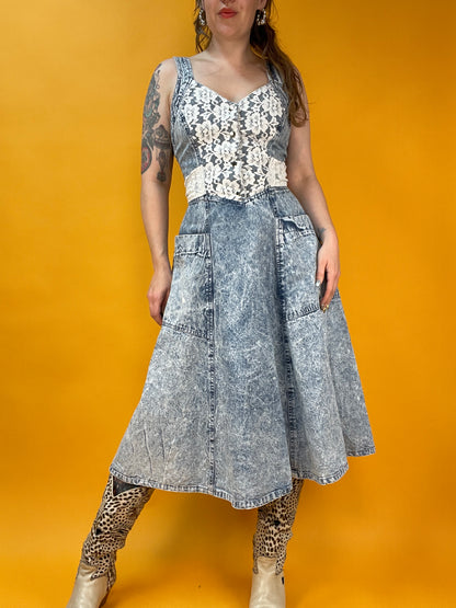 Süßes Acid Washed Denimdress mit Spitzentop und Gürtelband