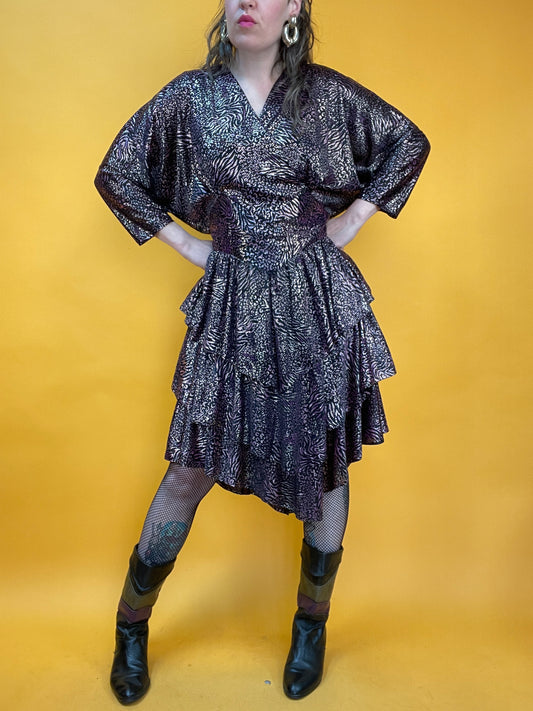 Rüschiges 80s Glamdress im Leo-Metallic-Look
