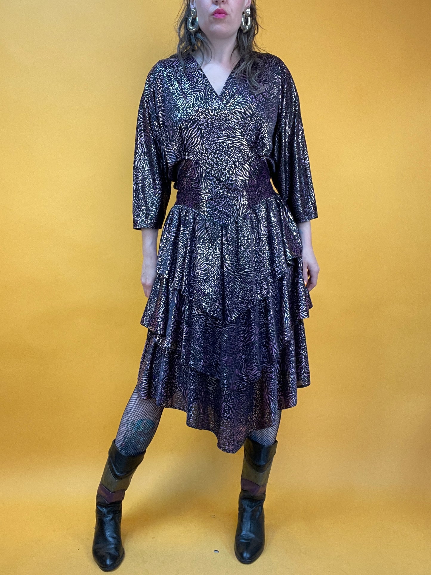 Rüschiges 80s Glamdress im Leo-Metallic-Look