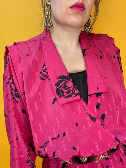 Knallpinkes 80s Blusenkleid mit schimmerndem Webmuster
