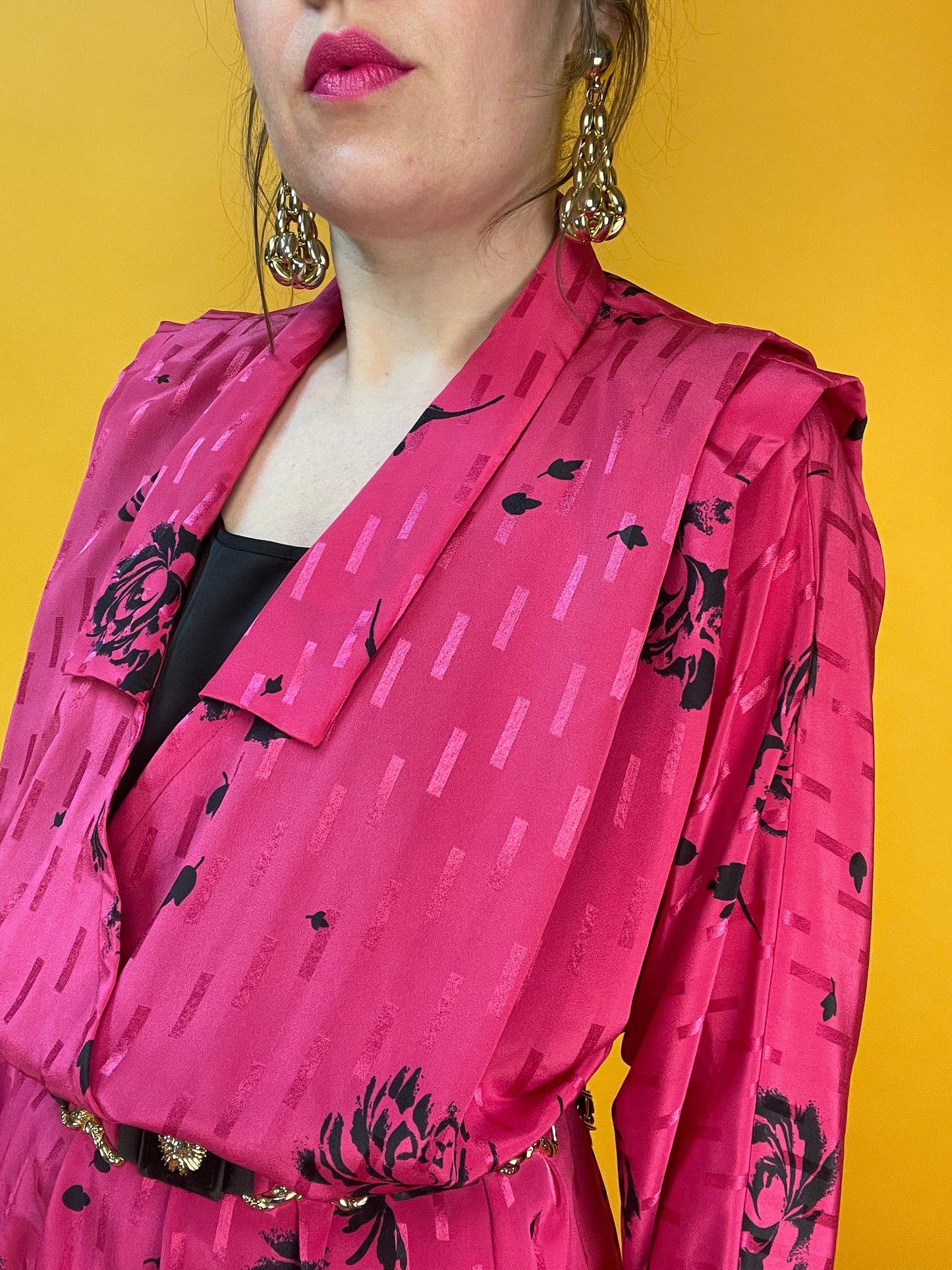 Knallpinkes 80s Blusenkleid mit schimmerndem Webmuster