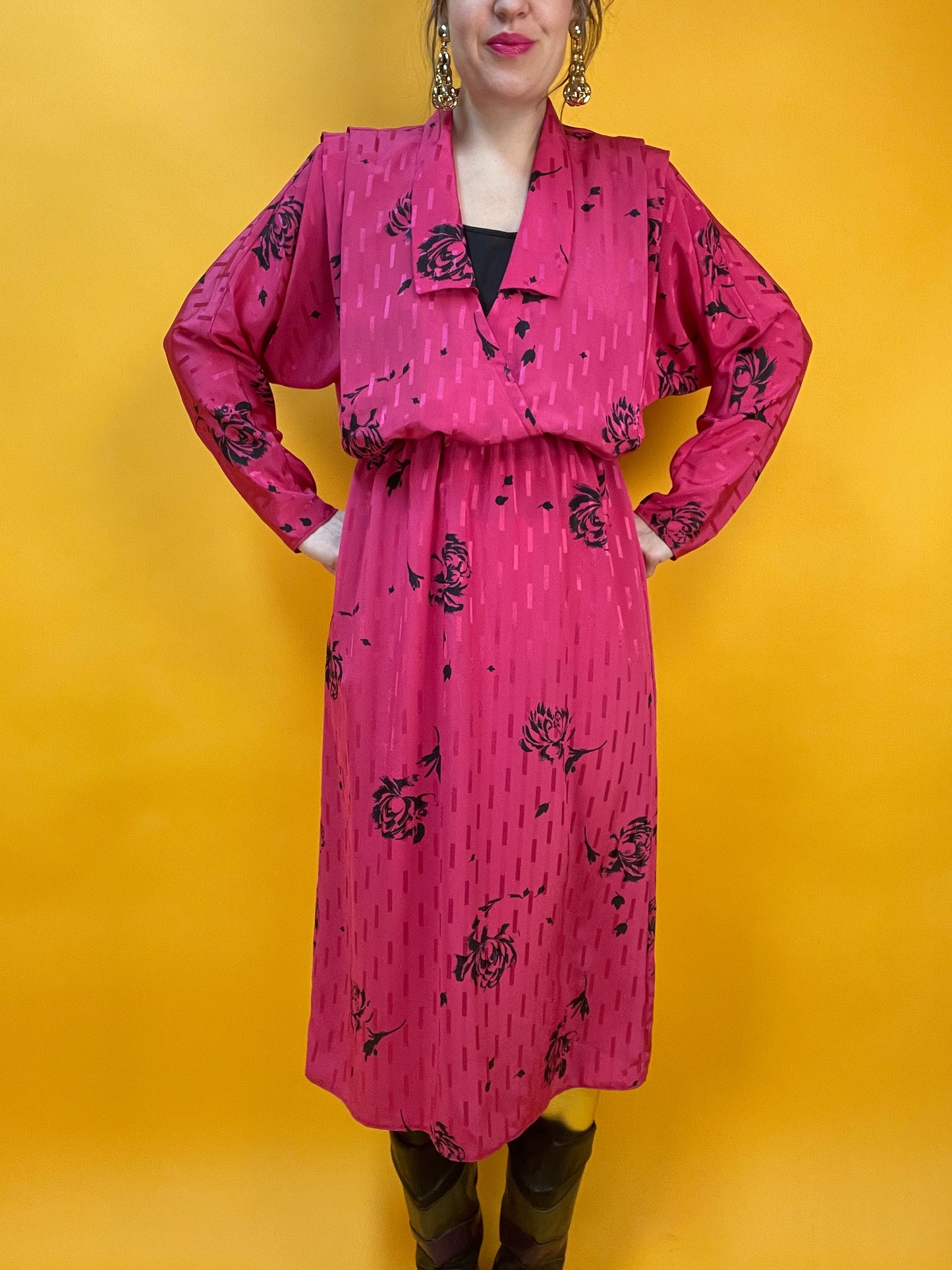 Knallpinkes 80s Blusenkleid mit schimmerndem Webmuster