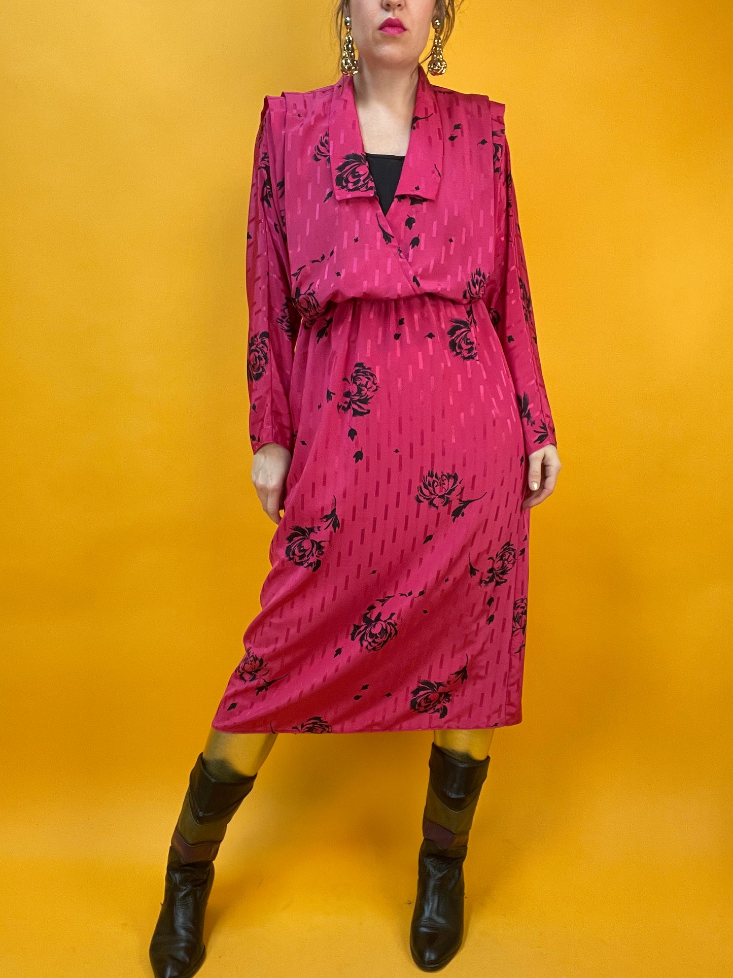 Knallpinkes 80s Blusenkleid mit schimmerndem Webmuster