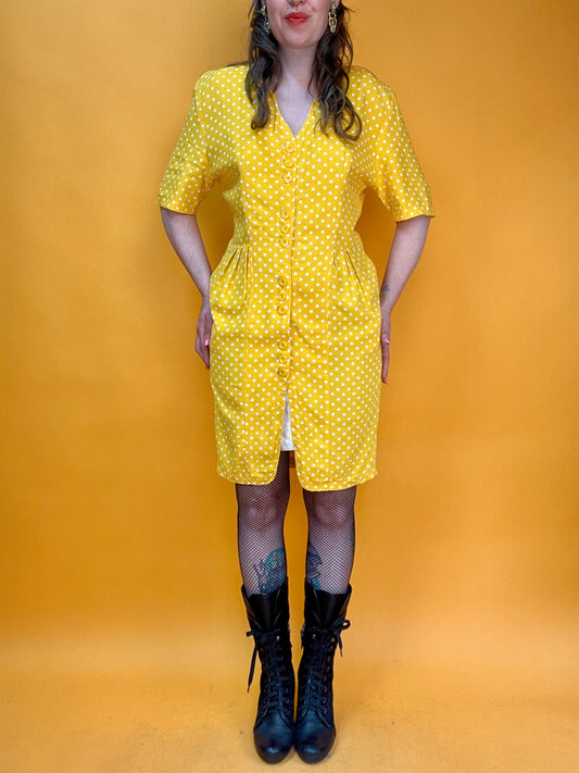 Sonnengelbes Sommerkleid mit entzückendem Pünktchenprint