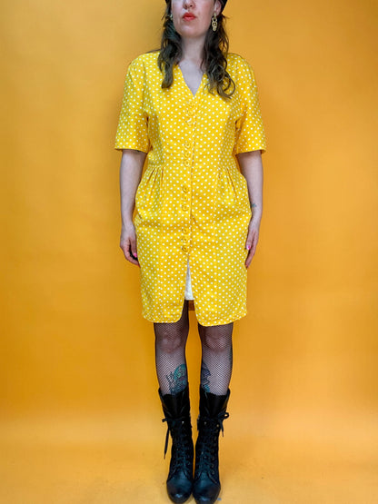 Sonnengelbes Sommerkleid mit entzückendem Pünktchenprint