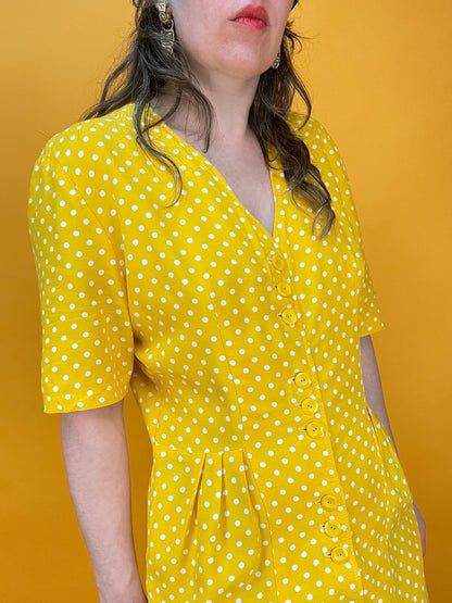 Sonnengelbes Sommerkleid mit entzückendem Pünktchenprint