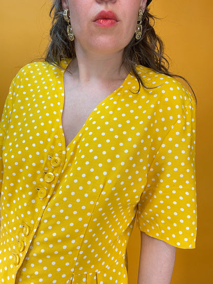 Sonnengelbes Sommerkleid mit entzückendem Pünktchenprint