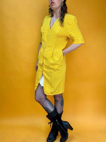 Sonnengelbes Sommerkleid mit entzückendem Pünktchenprint