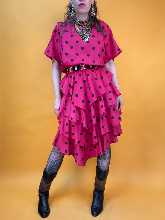 Famoses 80s Rüschenkleid mit Punktemuster in Knallpink