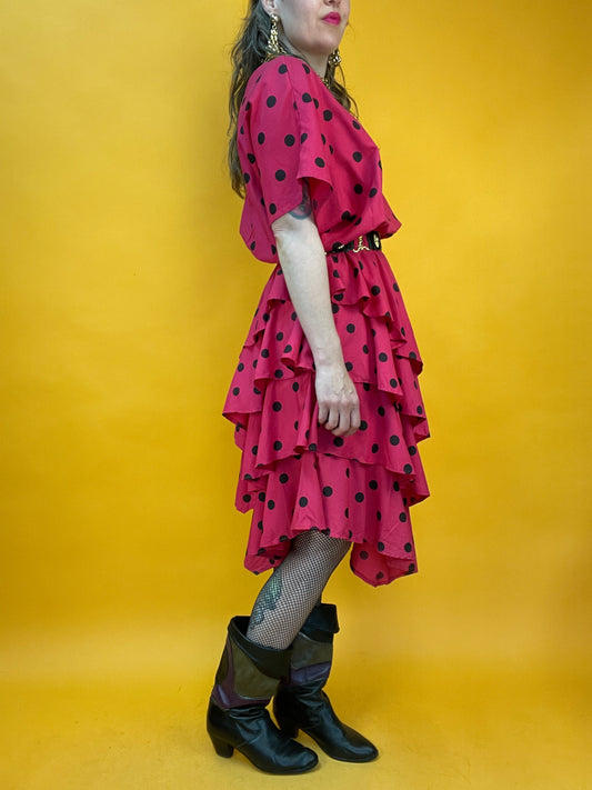 Famoses 80s Rüschenkleid mit Punktemuster in Knallpink