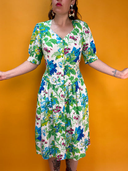 Süßes 90s Blümchenkleid in frischen Grüntönen