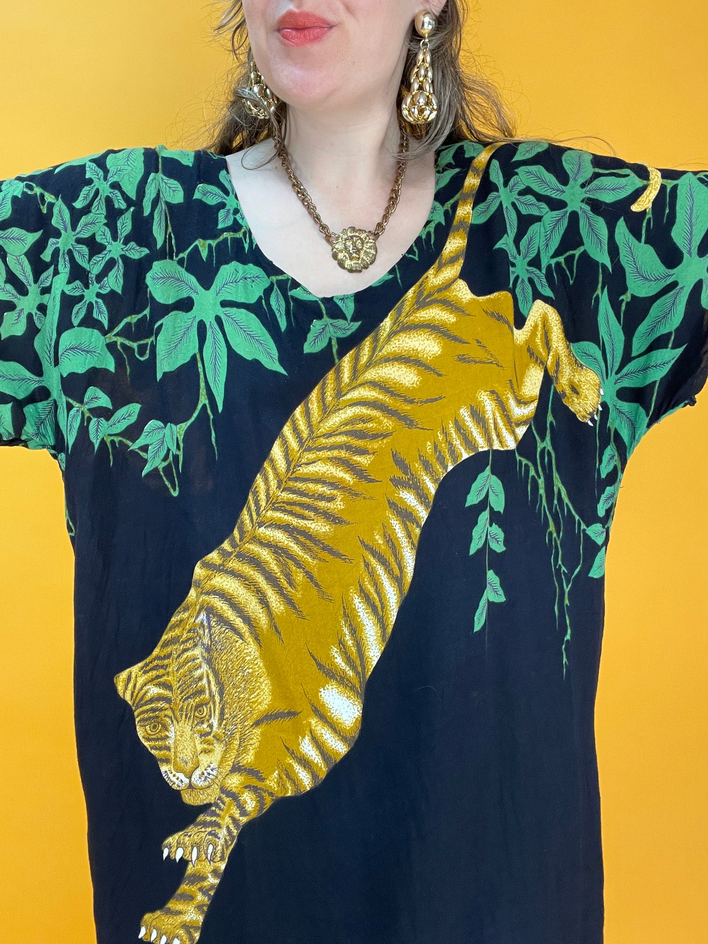 Wildes Kaftankleid mit frechem Tiger