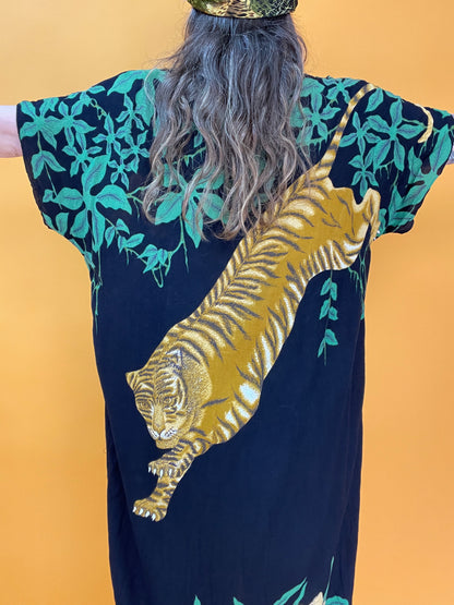 Wildes Kaftankleid mit frechem Tiger